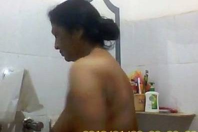 Bengali Hot Aunty Bathing Sexy Cam Video