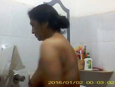 Bengali Hot Aunty Bathing Sexy Cam Video