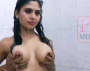 Desi Sexy Porn Model Nude Bath