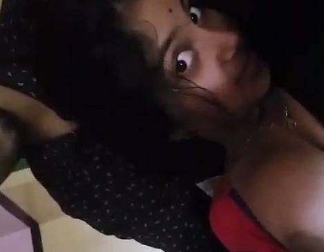 Sexy Gf Kissed And Boobs Exposed