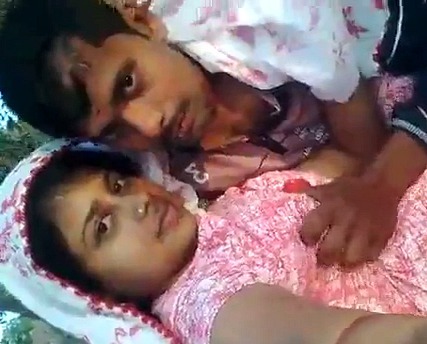 Kissing And Fonding Boobs Of Horny Bhabhi Desi XXX New Video