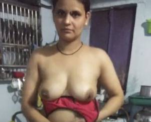Telugu Sexy Aunty Reshma Strip Saree