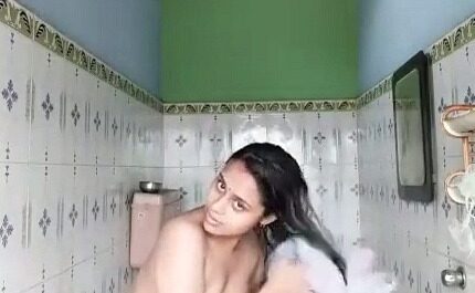 Bhabhi Bathroom - Solo Girl Bathing Nude Video
