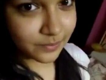 Cute Ladki Apne Sexy Boobs Dikhati Hai - Indian Nude Solo Porn