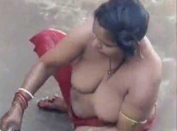 Busty Aunty Bathing Outdoor Hot XXX Clip