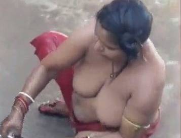 Busty Aunty Bathing Outdoor Hot XXX Clip
