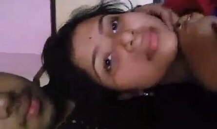 Kiss And Fondling Sexy Girl Indian Mms