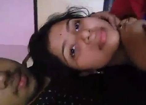 Kiss And Fondling Sexy Girl Indian Mms