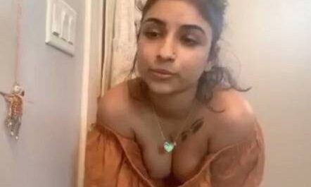 Sexy Nri Girl Teasing Hot XXX Show For Pocket Money