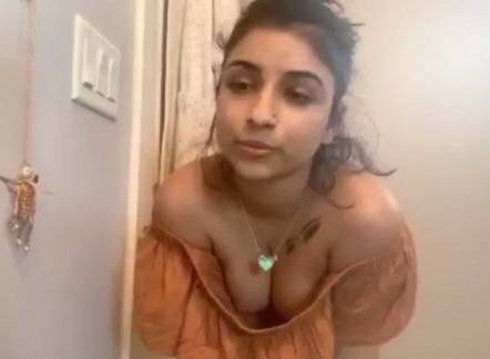Sexy Nri Girl Teasing Hot XXX Show For Pocket Money