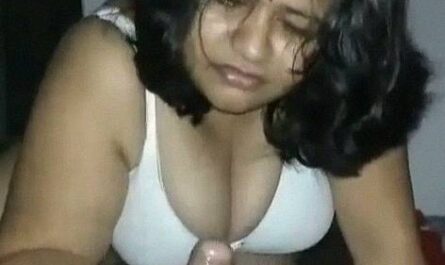 Massive Boobed Busty Desi Girl Sucking Xxx