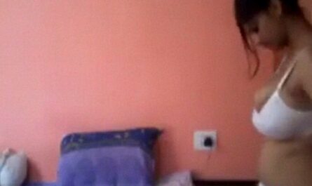 Big Figured Sexy Desi Babe Stripping Her Dress XXX Video