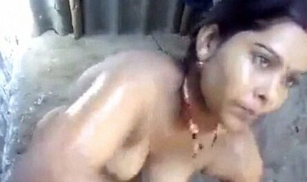 Bihari Milf Bhabhi Record Her Bathing XXX Video For Lover