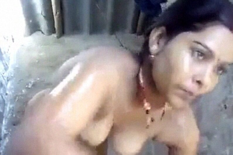 Bihari Milf Bhabhi Record Her Bathing XXX Video For Lover