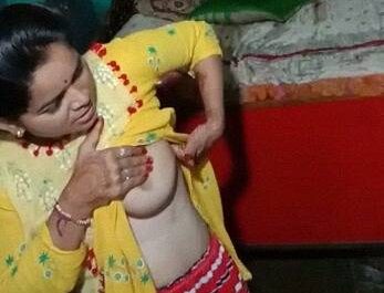 Boob Flashing Desi Dehati Sexy Girl Lifting Her Kameez