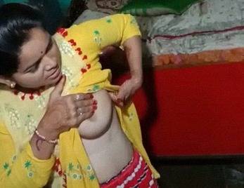 Boob Flashing Desi Dehati Sexy Girl Lifting Her Kameez