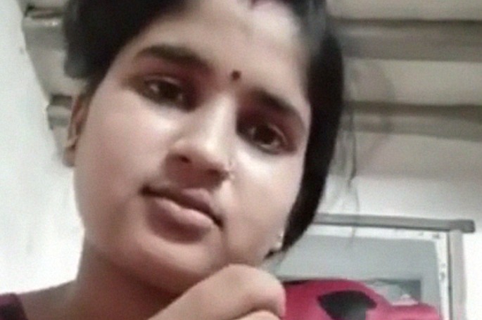 Chhindwara Desi Sexy Wife Exposing Butter Boobs