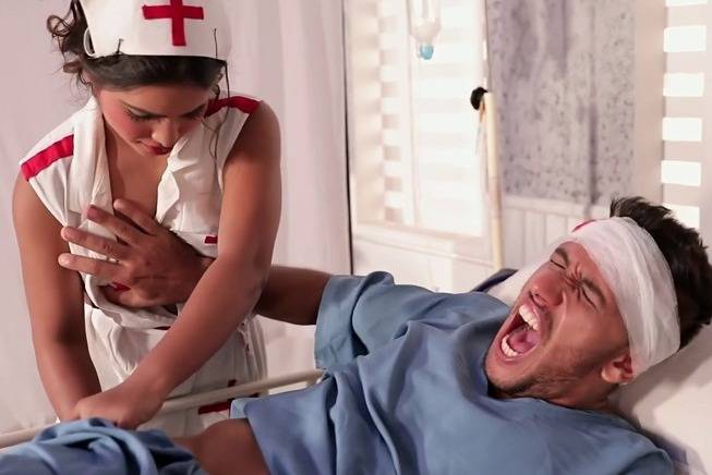 Dr. Jhatka Adult Uncut Hindi Web Series Porn Free (S01E02)