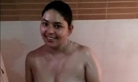 Indian Busty Aunty Nude Bathing Tease Video XXX Clip