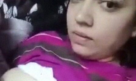 Indian Sexy Teenage Girl Showing Badi Boobs