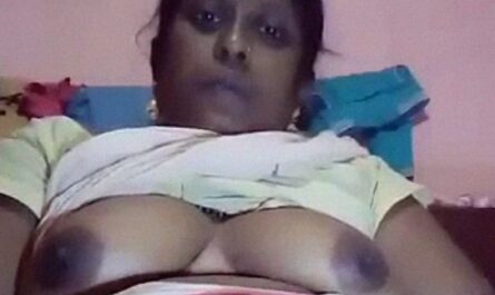 Local Busty Desi Mami Masturbating Using Brinjal Inside Pussy