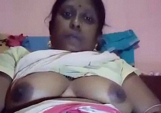 Local Busty Desi Mami Masturbating Using Brinjal Inside Pussy
