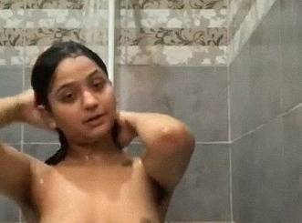 Pakistani Sexy Teenage Girl Bathing Selfie XXX Footage Leaks