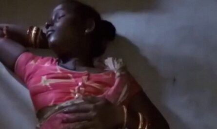 Adivasi Hot Lady Getting Her Pussy Exposed By Lifting Saree