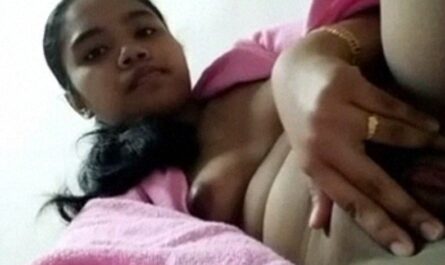 Guwahati Horny Girl Fully Nude Rubbing Tight Yoni