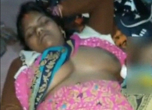 Local Chubby Desi Slut In Saree Masturbating Video