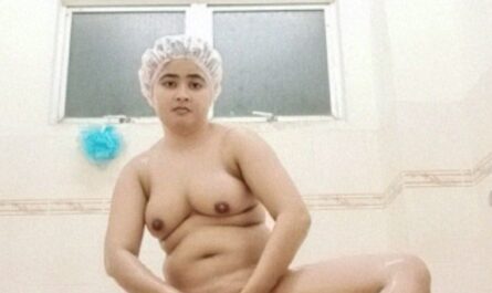 Sexy Desi Chubby Beauty Washing Pussy In Bath