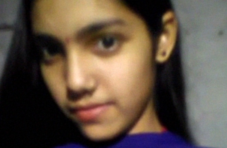 Teenage Sexy Desi Girl Fondling Her Hot Boobs Through Kameez